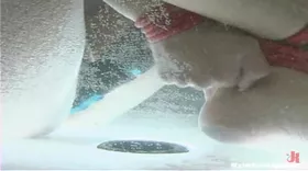 Le maître pervers aime jouer avec l'eau