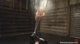 Douche froide pour cette soumise docile