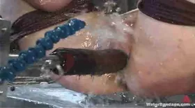 La maîtresse s'amuse comme une folle avec sa soumise