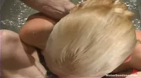 Séance de water bondage pour une soumise blonde
