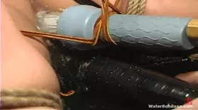 Dominatrice qui adore jouer avec l'eau et ses soumises