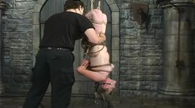 Séance de water bondage pour une soumise docile