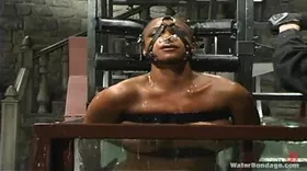 Séance de water bondage pour une métisse docile