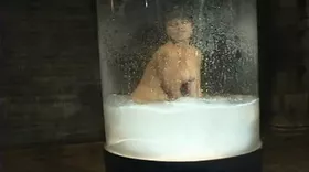 La maîtresse aime jouer avec l'eau