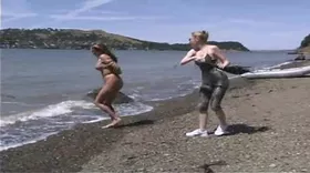 La maîtresse perverse torture sa soumise sur une plage