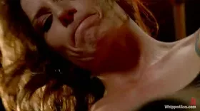 Duo de lesbiennes pervers se défoule sur une soumise novice