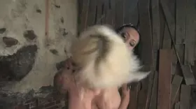 Soumise blonde se fait défoncer par sa maîtresse