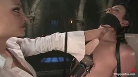 Maîtresse gouine se défoule sur sa soumise