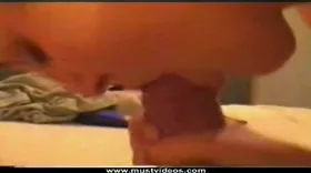 Une jolie blonde suce le gland et branle la bite