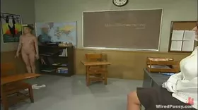 La prof donne un cours de sadomasochisme à son élève