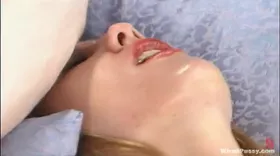 Dominatrice lesbienne titille le clitoris de sa soumise