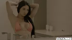 Chevauchée vaginale intense pour cette brunette