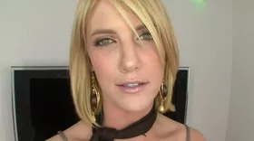Belle blonde avale jusqu'à la dernière goutte de sperme