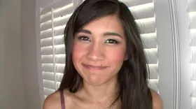 La jeune suceuse brune comblée par une grosse bite