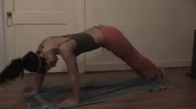 Vidéo amateur d'une jeune brune. Elle fait sa gym et ça finit en sextape