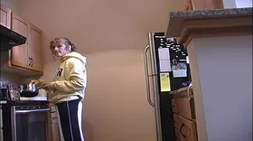 Je la filme et viens la baiser dans la cuisine
