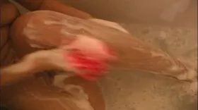 Il filme sa copine dans le bain et fait une sextape ou elle le suce jusqu'à l'éjac.