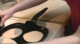 Elle pompe la queue de son mec et se la prend en levrette dans cette sextape