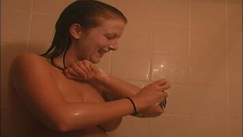 Petite sextape sans prétention où il filme sa meuf à poil sous la douche - sexe amateur
