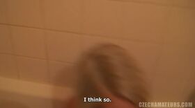 Vidéo amateur d'un couple qui baise dans la salle de bains et dans la chambre