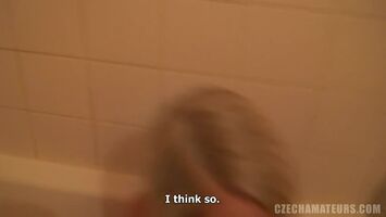 Vidéo amateur d'un couple qui baise dans la salle de bains et dans la chambre - sexe amateur