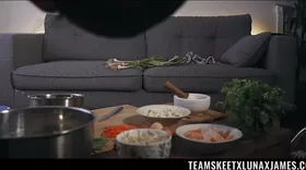 Sextape d'une asiatique qui se fait laminer la moule avec éjac interne