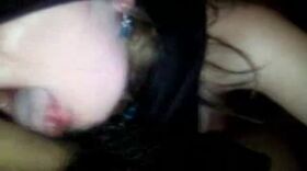 Une blonde suce son mec dans une video amateur