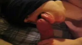 Elle adore lécher les couilles de son mec