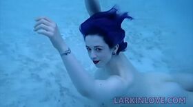 Larkin Love à poil à fond d'une piscine