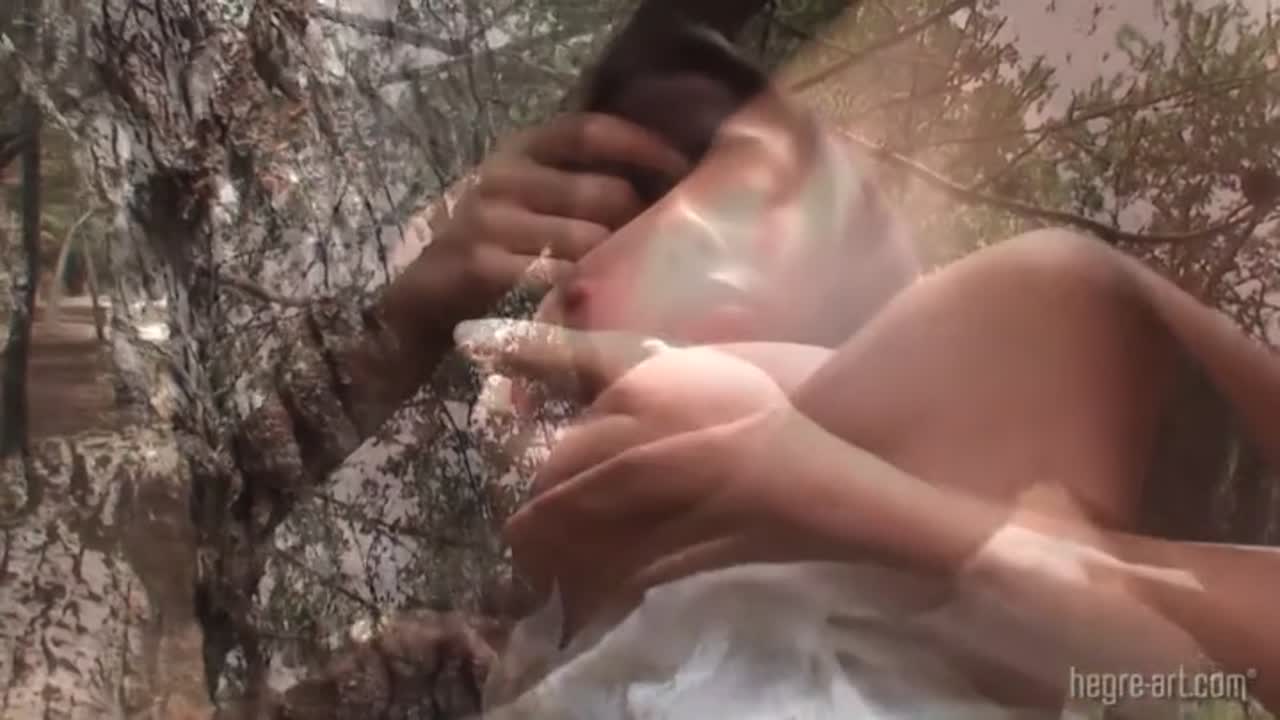 Brune avec une belle paire de loches se promène nue en forêt photo