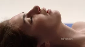 Jolie jeune femme se masturbe avec un vibro et atteint l'orgasme
