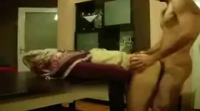 Il baise sa femme par derriere sur la table