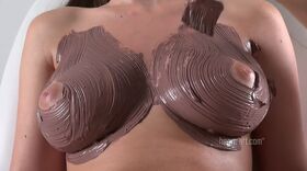 Massage érotique d'une brune aux gros seins
