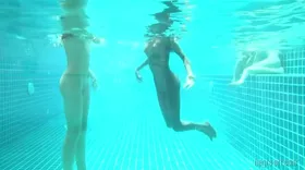 Baignade entre femmes libertines fines