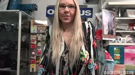 Cette amatrice blonde accepte de se faire défoncer l'anus contre quelques billets