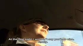 Libertine blonde se tape une grosse bite en voiture