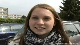 Pour quelques billets la jeunette chevauche une queue