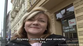 Mature slut has an improvised porn casting