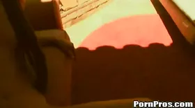Ex copine suce et se fait piner sur le canapé