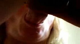 Un couple fait des cochonneries devant la camera