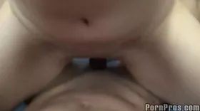 Ex copine chevauche une queue dure et se prend la giclée de sperme sur les seins