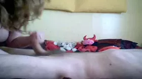 Elle fait ejaculer son mec entre ses gros seins