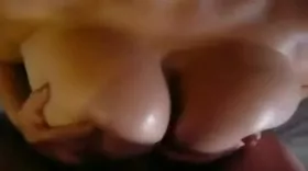 Branlette espagnole entre des gros seins