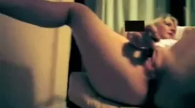 Une blonde stimule son clitoris avant la baise