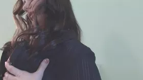 Femme sophistiquée frotte son étroite fente