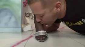 Blonde branle avec les pieds et prend le sperme sur ses bas en dentelle