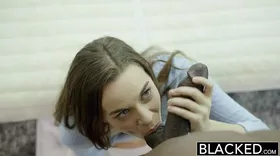 Elle est en couple mais son fantasme c'est de se faire démonter par une grosse bite black