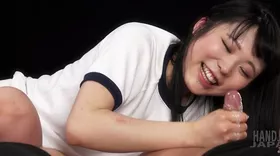 Branlette d'une japonaise mignonne jusqu'à l'éjaculation
