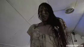 Une zombie brune se fait niquer et gicler dans la bouche
