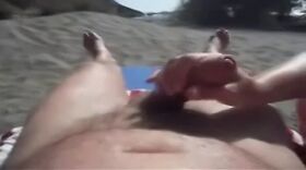 Elle branle son mec a la plage et le fait gicler
